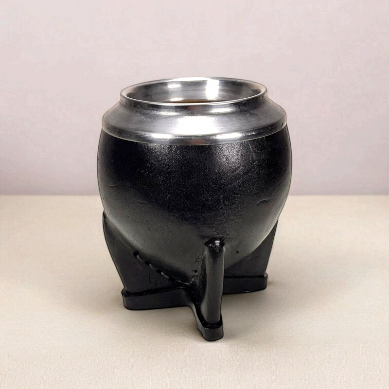 Mate calabash, torpedo model. Small size, covered in black leather.