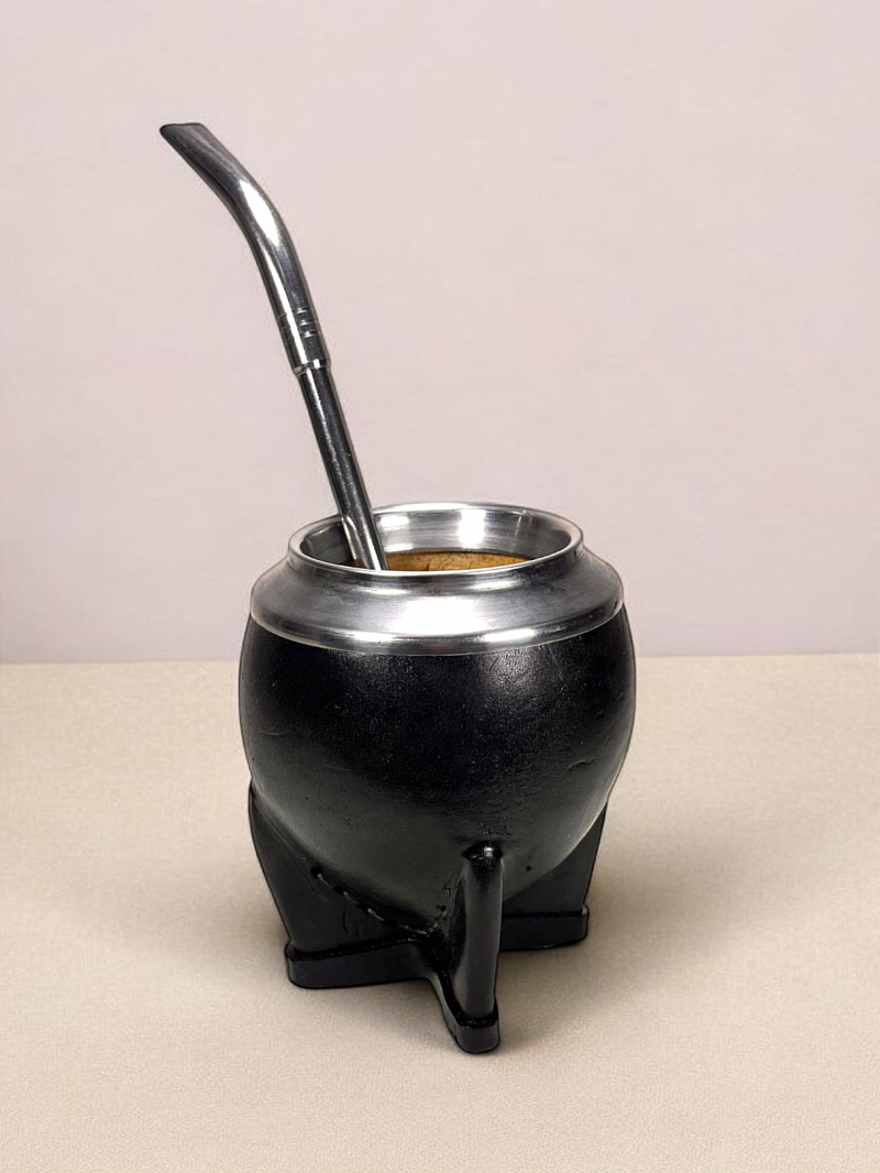 Mate calabash, torpedo model. Small size, covered in black leather.