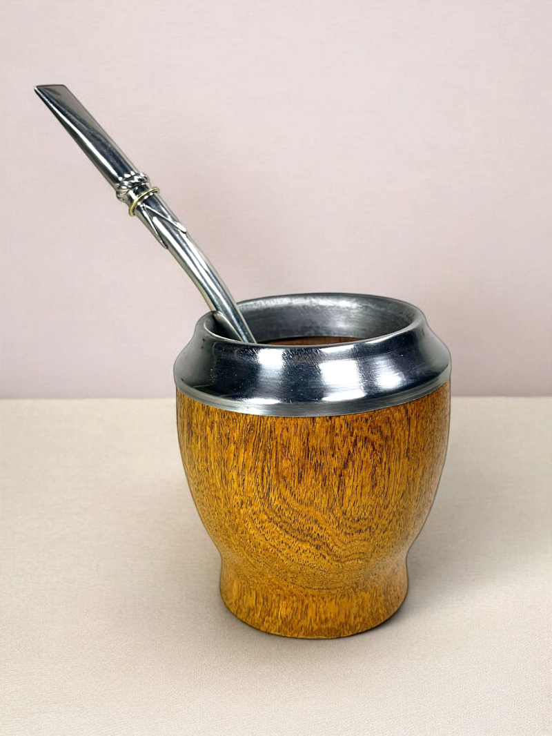 Calabaza torpedo de madera. Atractivo modelo rematado con una virola de alpaca.