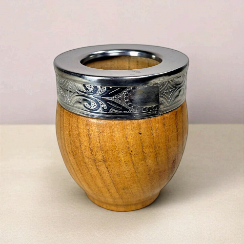 Imperial-style wooden maté calabash. Beautiful model topped with an alpaca Virola.