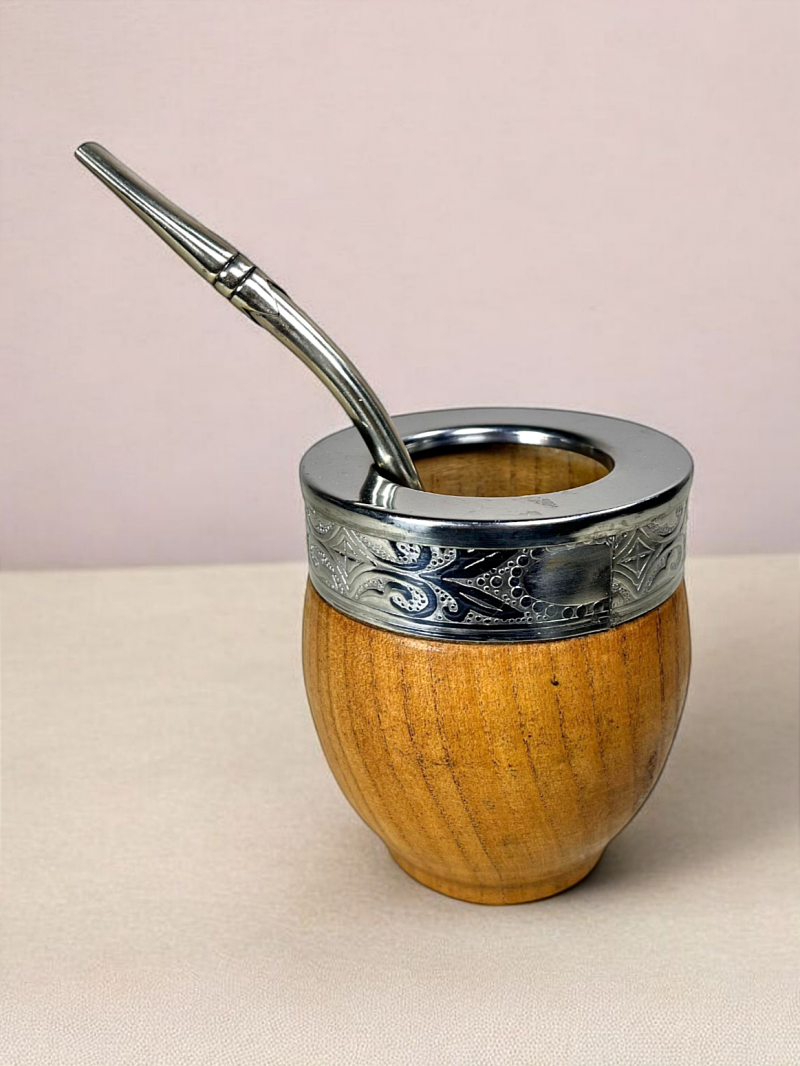 Imperial-style wooden maté calabash. Beautiful model topped with an alpaca Virola.