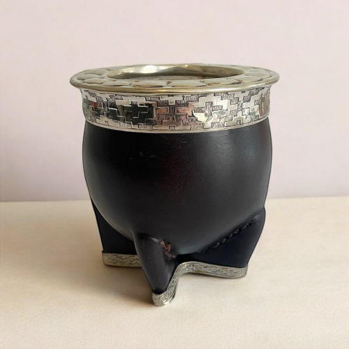 Argentinian maté calabash, double brown leather, alpaca base. Hand-crafted model