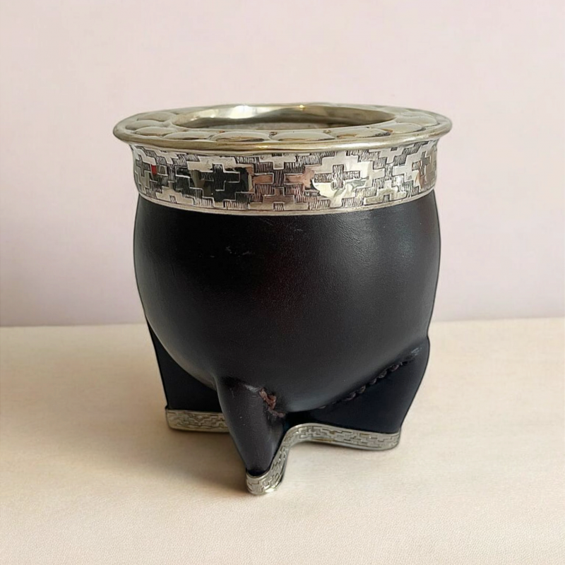 Argentinian maté calabash, double brown leather, alpaca base. Hand-crafted model