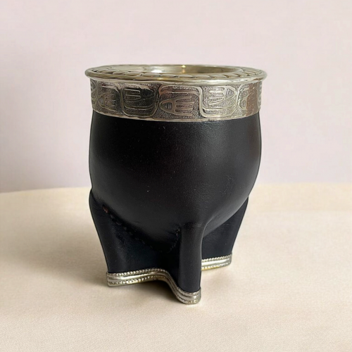 Argentinian maté calabash, double brown leather, alpaca base. Hand-crafted model