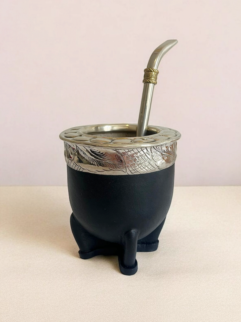 Calebasse à maté artisanale d'Argentine. Modèle en cuir noir et alpaca accompagné d'une bombilla en alpaca et bronze