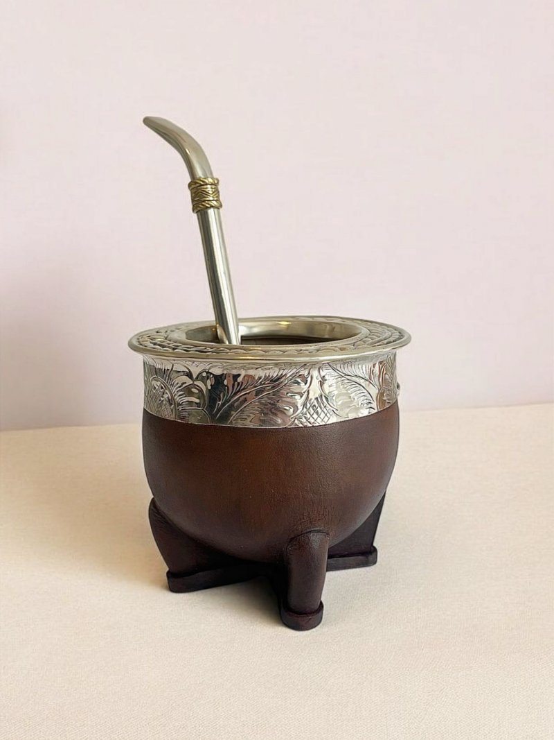 Calebasse à maté artisanale d'Argentine. Modèle en cuir marron et alpaca accompagné d'une bombilla en alpaca et bronze