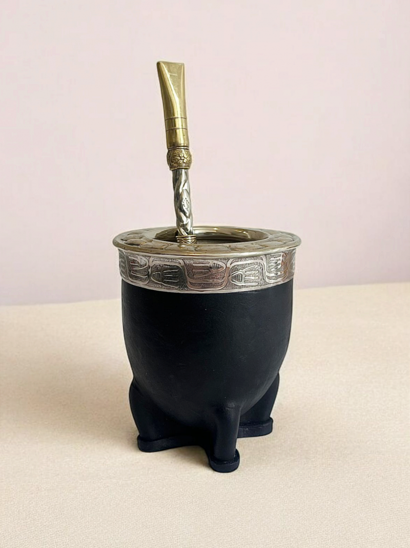 Calebasse à maté artisanale d'Argentine. Modèle en cuir noir et alpaca accompagné d'une bombilla en alpaca et bronze