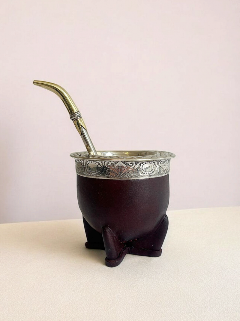 Calebasse à maté artisanale d'Argentine. Modèle en cuir marron et alpaca accompagné d'une bombilla en alpaca et bronze