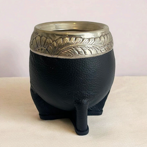 Handmade torpedo maté calabash. Handmade in Argentina. Covered in double black leather, it is reinforced by a hand-engraved alpaca Virola.