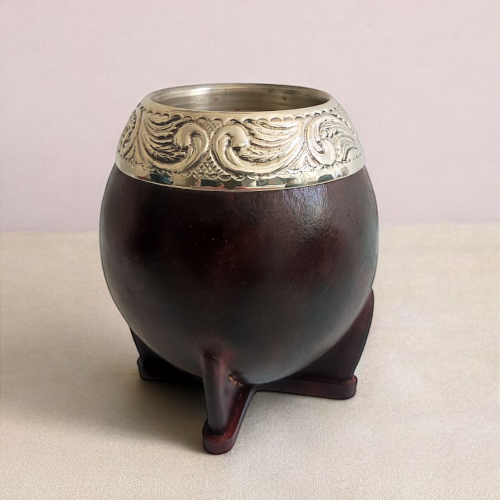 Handmade torpedo maté calabash covered in brown leather. Handmade in the pure gaucho tradition.