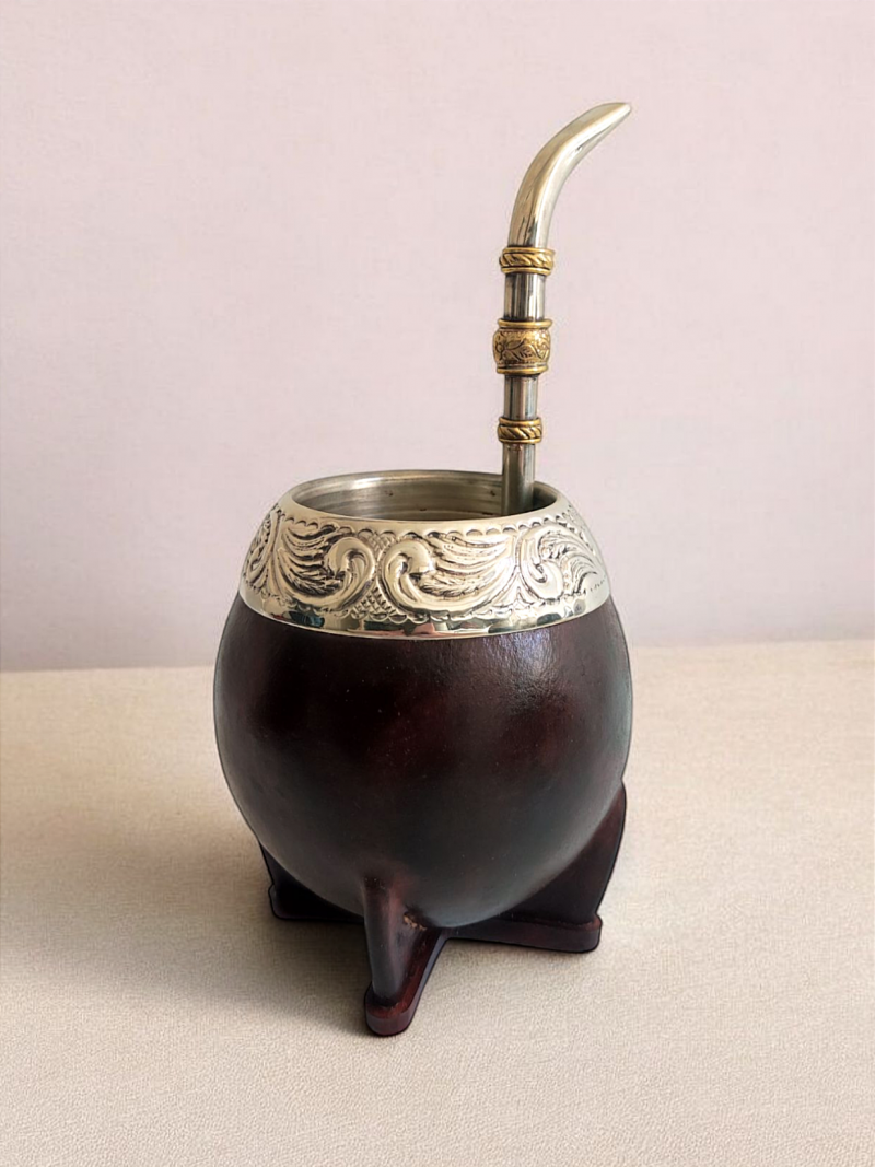 Calebasse à maté artisanale torpédo recouvert de cuir marron. Modèle fabriqué à la main dans la pure tradition gaucho