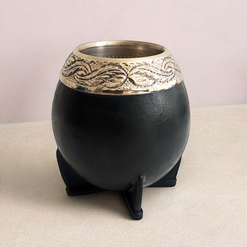 Handmade torpedo maté calabash covered in black leather. Handmade in the pure gaucho tradition.