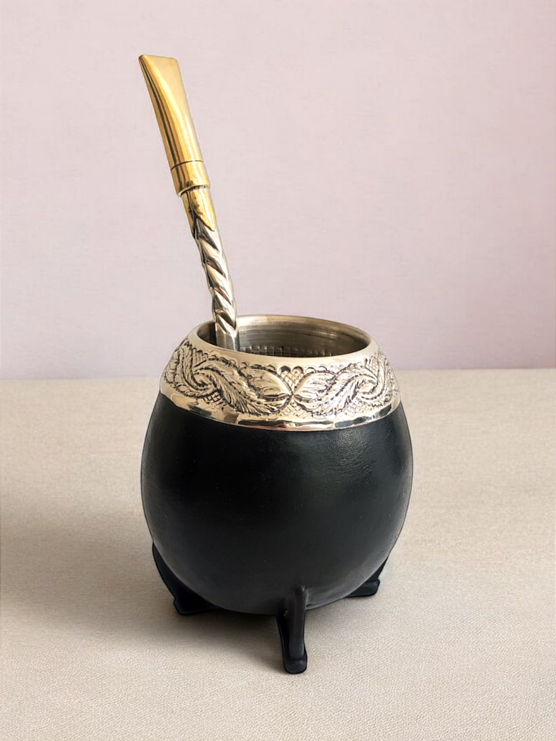 Handmade torpedo maté calabash covered in black leather. Handmade in the pure gaucho tradition.