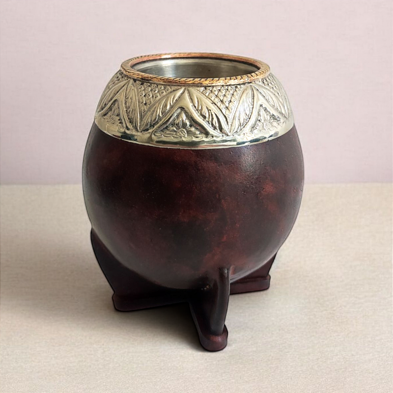 Handmade torpedo maté calabash covered in brown leather. Handmade in the pure gaucho tradition.