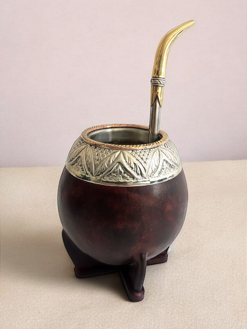 Handmade torpedo maté calabash covered in brown leather. Handmade in the pure gaucho tradition.