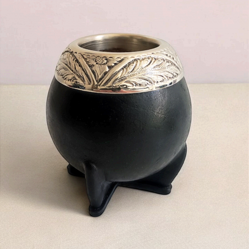 Handmade torpedo maté calabash covered in black leather. Handmade in the pure gaucho tradition.