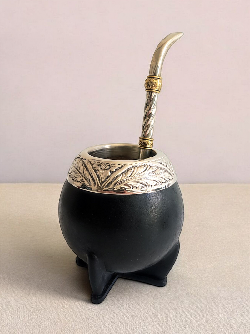 Calebasse à maté artisanale torpédo recouvert de cuir noir. Modèle fabriqué à la main dans la pure tradition gaucho