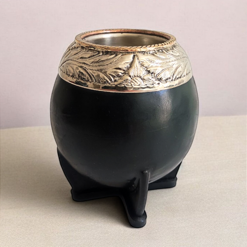 Handmade torpedo maté calabash. Handmade in the pure gaucho tradition.