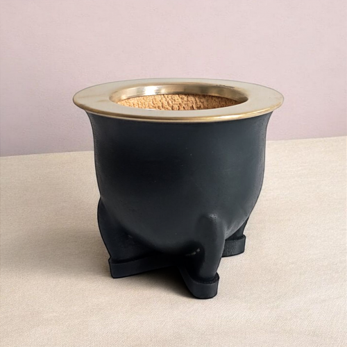 Premium camionero maté calabash made in Argentina. Virola made from Alpaca and covered in cowhide.
