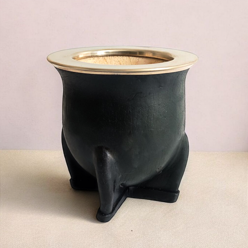 Premium camionero maté calabash made in Argentina. Virola made from Alpaca and covered in cowhide.