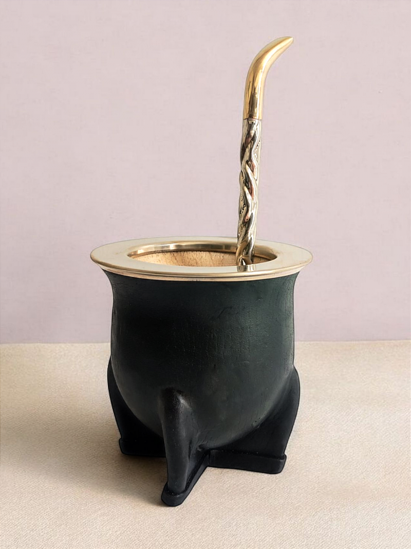 Premium camionero maté calabash made in Argentina. Virola made from Alpaca and covered in cowhide.