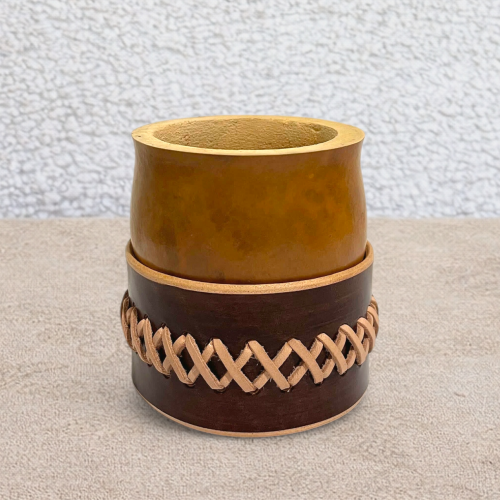 Calebasse à maté criollo tressée marron avec base en cuir
