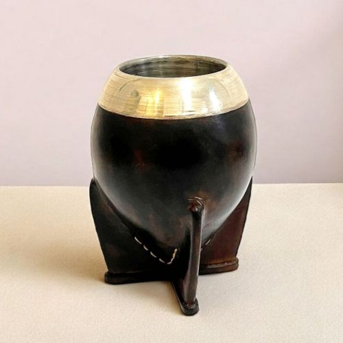Une calebasse à maté torpedo recouverte de cuir brun et virola en alpaca polie fabriquée à la main en Uruguay
