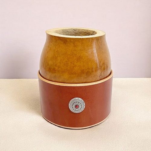 Calebasse à maté criollo couleur chatain en cuir vegetal fabriqué à la main