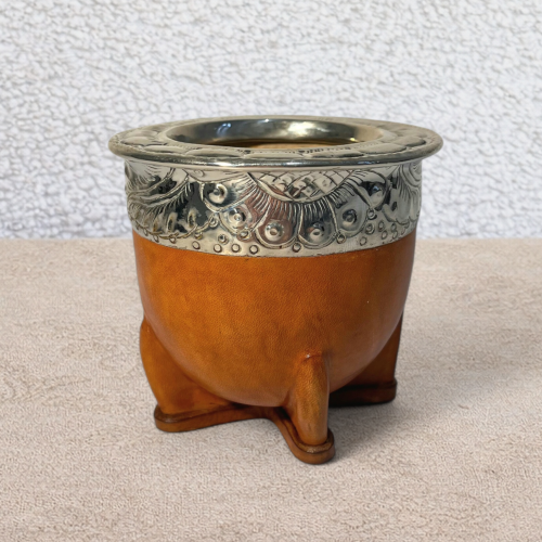 Calebasse à maté impérial artisanale camel en cuir avec virola en alpaca