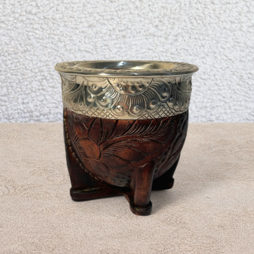 Calebasse à maté en cuir gravé acajou avec motifs repoussés à la main