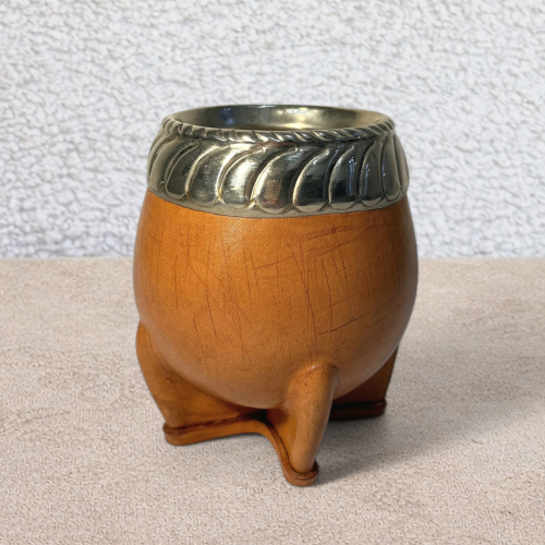 Calebasse à maté torpedo artisanale beige en cuir avec virola en alpaca