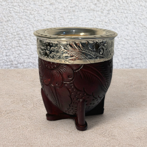 Calebasse à maté en cuir gravé marron avec motifs réalisés à la main