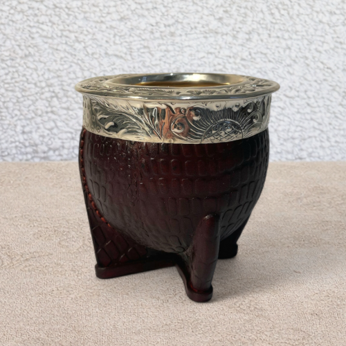 Calebasse à maté artisanale croco marron en cuir pleine fleur avec virola en alpaca