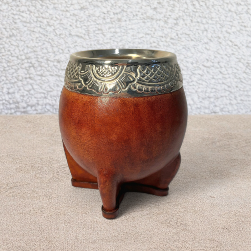Calebasse à maté torpedo artisanale cognac en cuir avec virola en alpaca