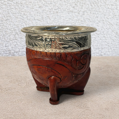 Calebasse à maté en cuir gravé cognac avec motifs repoussés à la main