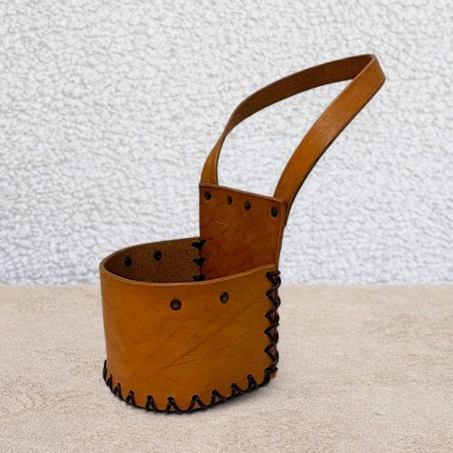 Porta auto mate artesanal camel en cuero plena flor