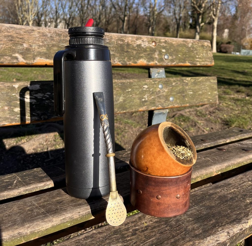 Mate de calabaza, bombilla y termo para preparar mate